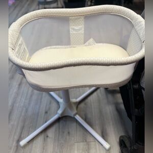 HALO BassiNest swivel sleeper,